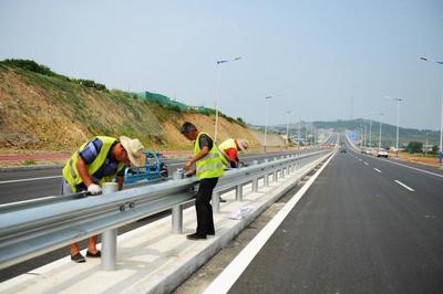 煙臺(tái)濱海路蓬萊段公路工程完成全路段瀝青鋪設(shè)，助力區(qū)域交通升級(jí)